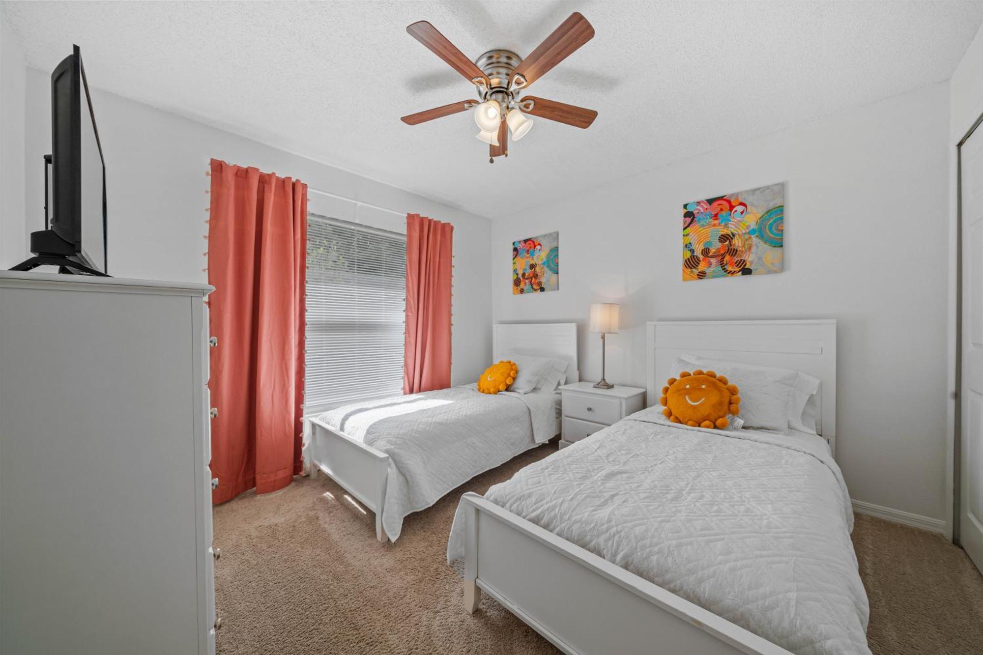 Villa Stunning 4-bedroom W/ Pool - Close To Parks And Gulf Courses!